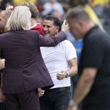 Didier Tholot et Barthélémy Constantin se prennent dans les bras pour fêter la victoire historique du FC Sion 2-1 à Berne